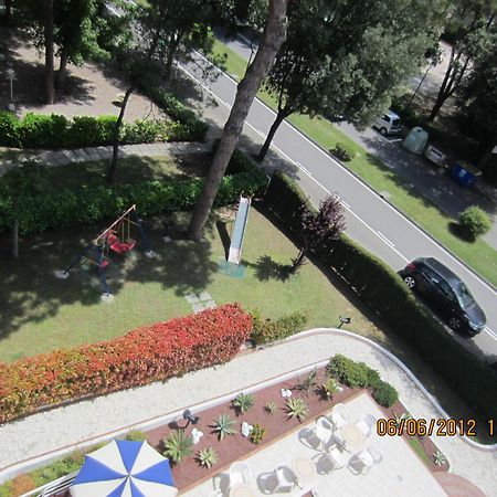 Hotel Ambassador Meuble Lignano Sabbiadoro Zewnętrze zdjęcie