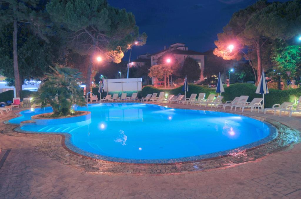 Hotel Ambassador Meuble Lignano Sabbiadoro Zewnętrze zdjęcie