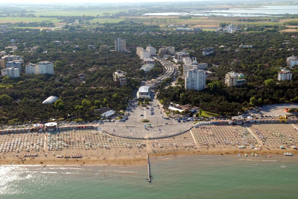 Hotel Ambassador Meuble Lignano Sabbiadoro Zewnętrze zdjęcie