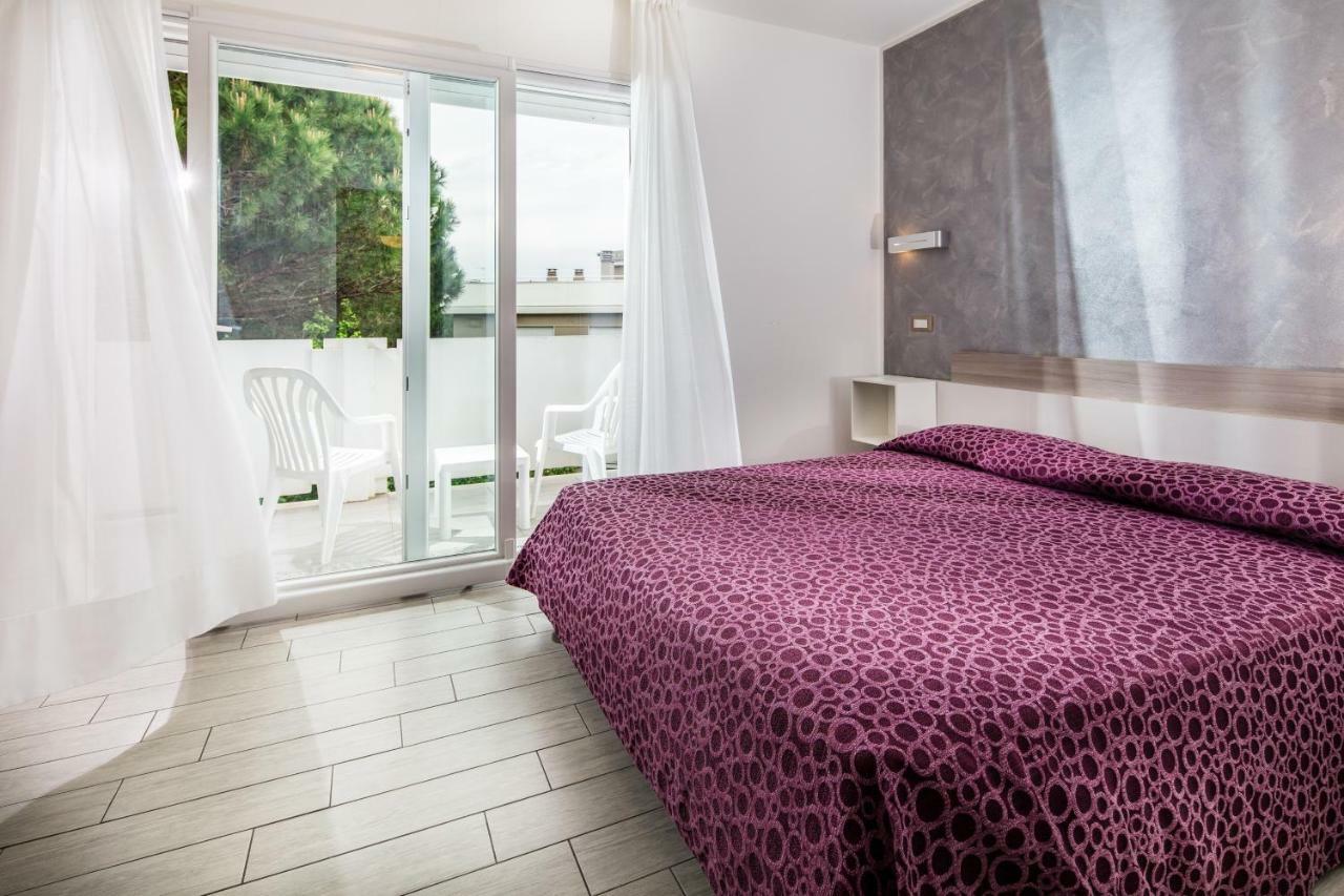 Hotel Ambassador Meuble Lignano Sabbiadoro Zewnętrze zdjęcie