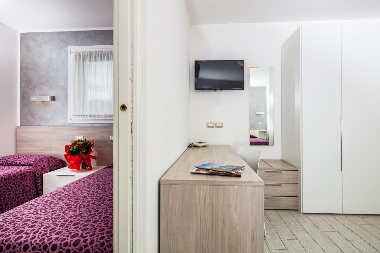 Hotel Ambassador Meuble Lignano Sabbiadoro Zewnętrze zdjęcie