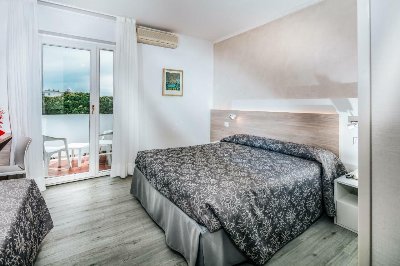 Hotel Ambassador Meuble Lignano Sabbiadoro Zewnętrze zdjęcie
