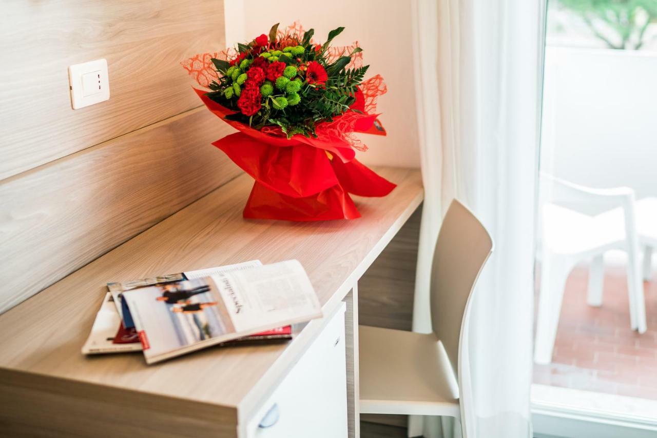 Hotel Ambassador Meuble Lignano Sabbiadoro Zewnętrze zdjęcie
