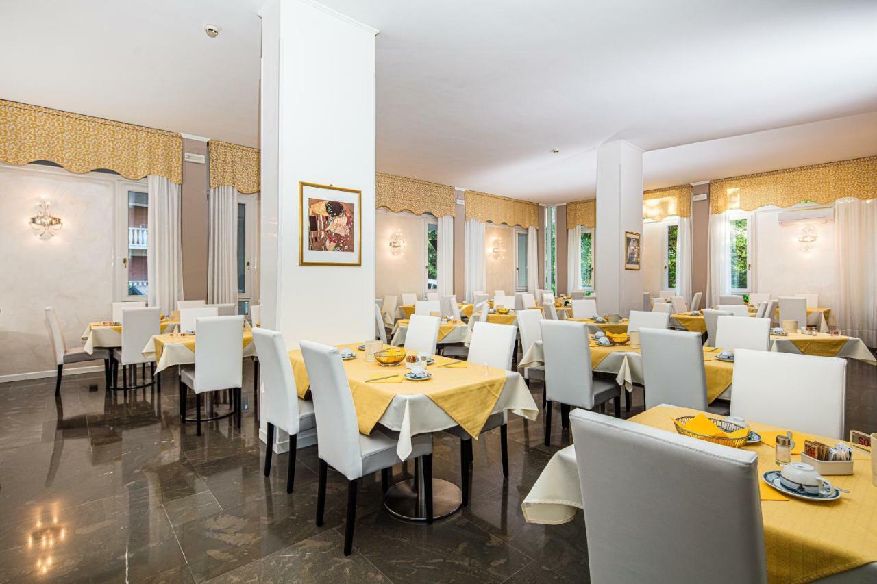 Hotel Ambassador Meuble Lignano Sabbiadoro Zewnętrze zdjęcie