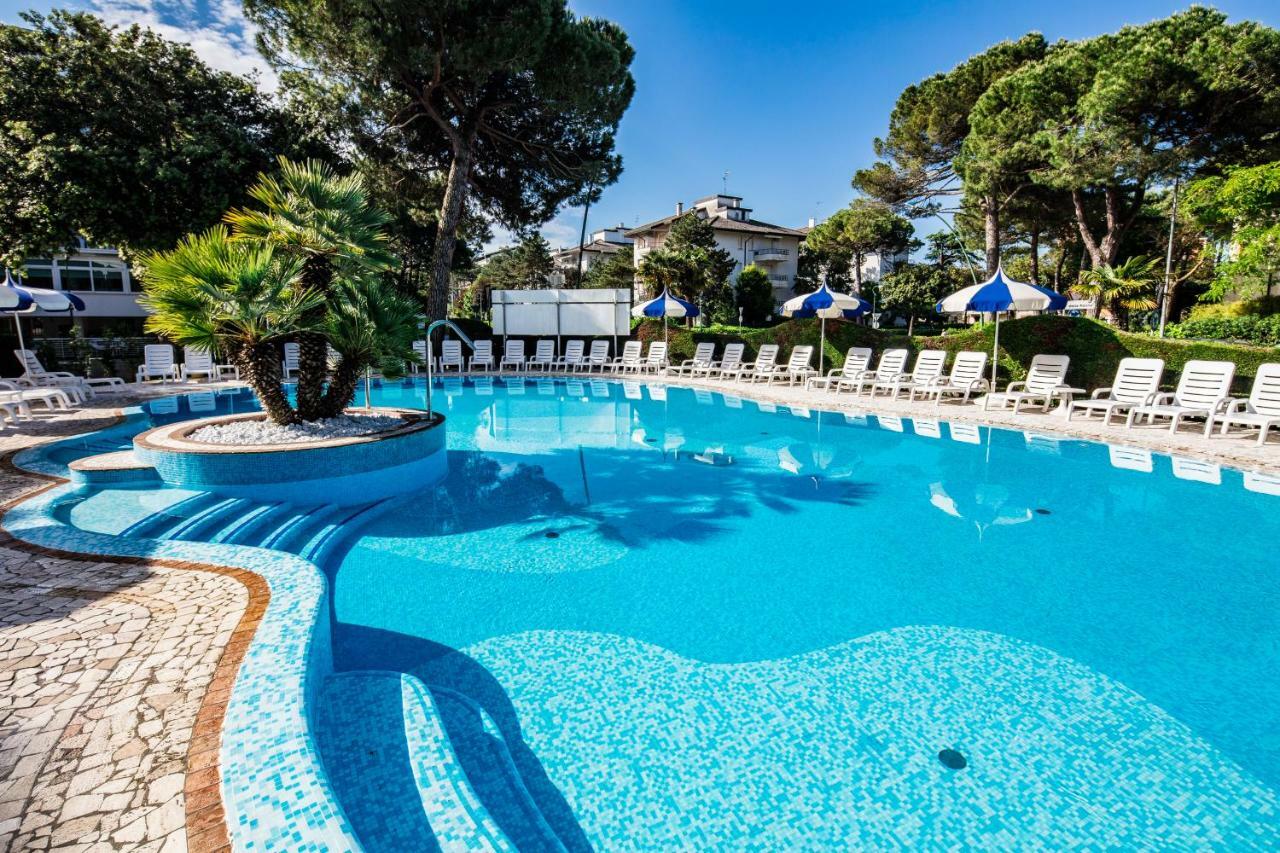 Hotel Ambassador Meuble Lignano Sabbiadoro Zewnętrze zdjęcie