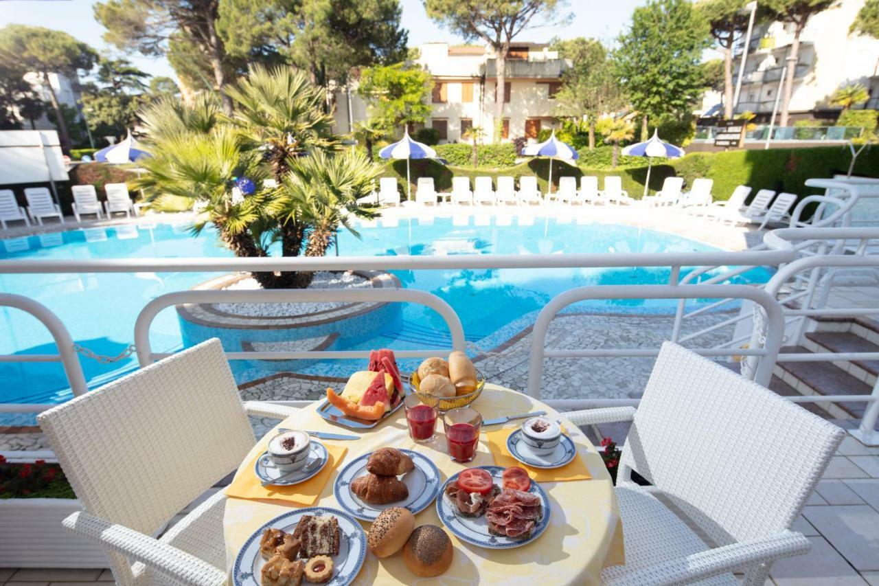 Hotel Ambassador Meuble Lignano Sabbiadoro Zewnętrze zdjęcie