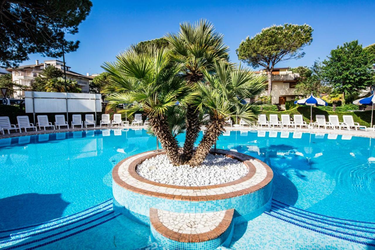 Hotel Ambassador Meuble Lignano Sabbiadoro Zewnętrze zdjęcie