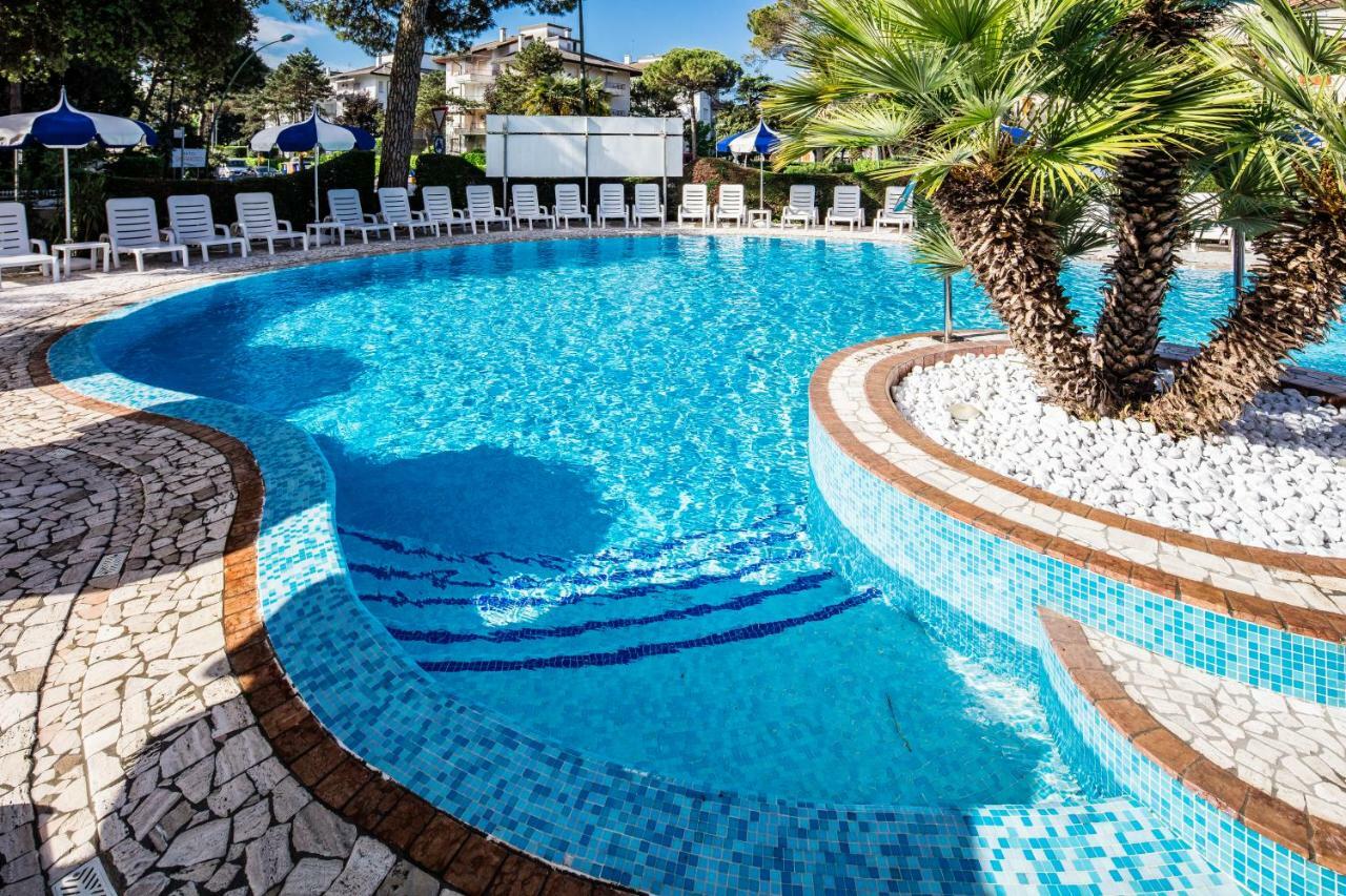 Hotel Ambassador Meuble Lignano Sabbiadoro Zewnętrze zdjęcie